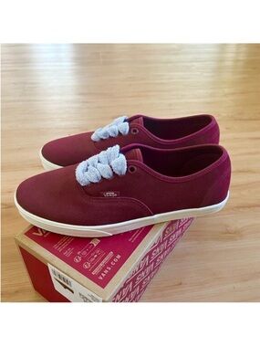 Vans Authentic Lowpro Suede
Women 8.5 US Mens 7.0 US